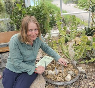 Reidun Mork med sine favoritt kaktus, Lithops.
 Foto: Aurora Saxrud Østerbø