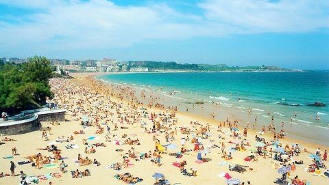 Den populære stranden i Spania vil neppe se sånn ut i sommer. Foto: google.