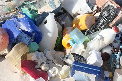 PLASTIKK: Hver kristiansander leverer inn 3 kilo plastikk til returpunktene i måneden. Foto:Flickr.