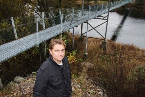 VIKTIG: – Broa knytter lokalsamfunnet sammen, sier Pål Hodne i Haus velforening. Han mener kommunen må bygge ei ny gangbro mellom Haus og Mosby. (Foto: Kjetil Nygaard)
