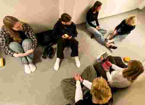 Noen av elevene på Vågsbygd VGs samles i gangen for en sosial lunsj. Foto: Malin Heggebø Rolfsen