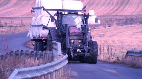 Store traktorer tar mye plass. Fører er Terje Riis-Johansen. Foto: Morten Fjelldalen