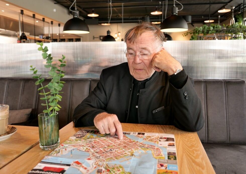 Gehl viser gledelig fram hans tanker om Sørlandsbyens kvadrat-struktur (Foto: Malin Heggebø Rolfsen)