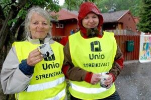 STREIKER: Annlaug Grimsby og Renate Grødum passer på at ingen bryter streiken.