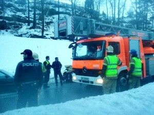 Både Politi, brannvesen og ambulansepersonell kom raskt til ulykkesstedet. FOTO: Kristian Hole