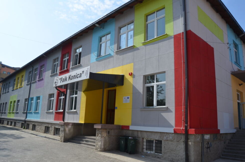Denne barneskolen ble gitt i gave til Kosovo av Japan. Skolen ligger i Pristina sentrum.