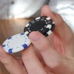 Å trikse med pokerchipsene hjelper Høivold å koble av og konsentrere seg under pokerturneringer.