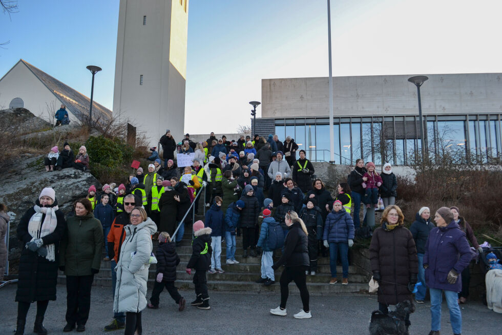 Demonstranter foran bedehuset ved tunellen.
 Foto: Leah Kittelsen