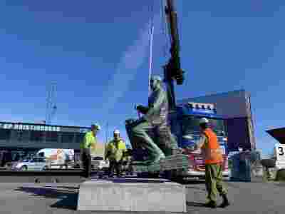 Statuen senkes ned på den midlertidige plassen sin (Foto: Angjerd Munksgaard)