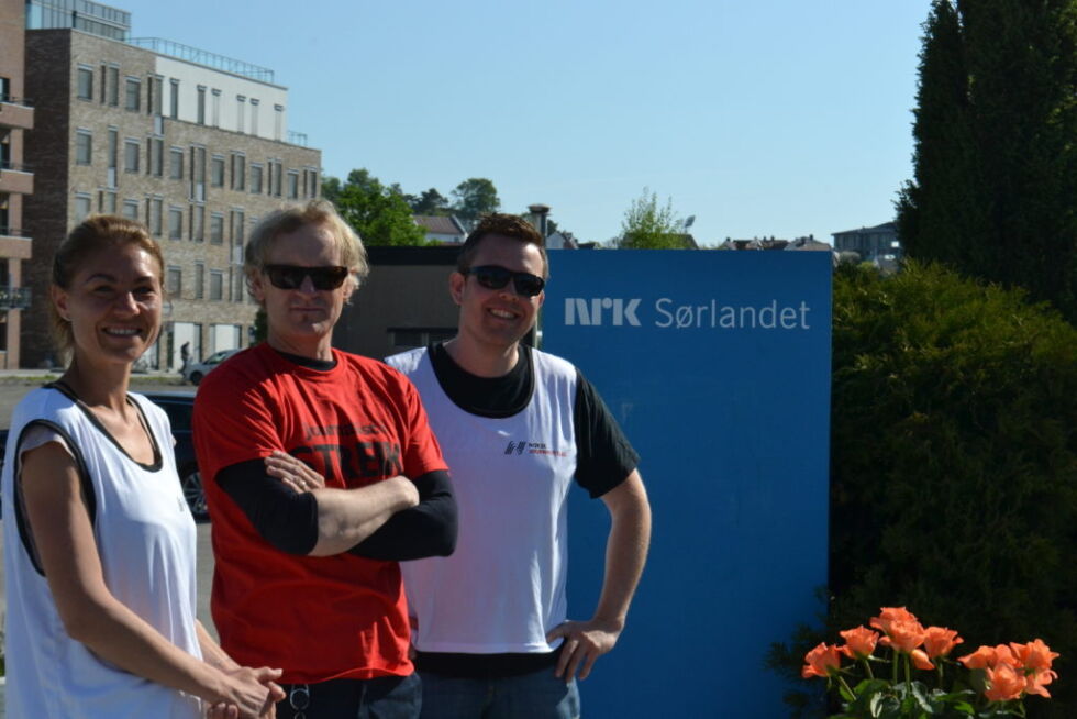 De streikende bytter hver andre time og sitter utenfor NRK Sørlandet store deler av dagen. Fra venstre: Elisabeth Sandve, Eirik Damsgaard og Jon Anders Møllen.