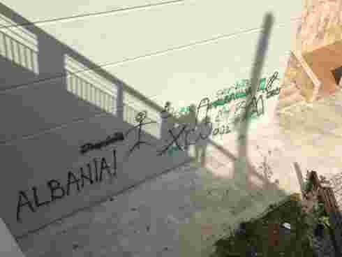 Grafisk tagging på Mitrovica-broen.