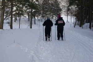 I sporet: Disse to turgåerne, Britt Terning og Gerd Mortensen, bruker skisporene til å gå tur i. Foto: Sindre Lindstrøm Andersen.