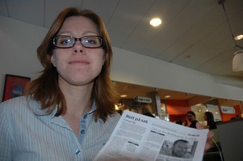 Helle Mellingen viser et leserinnlegg hun har lagt merke til i debatten. Foto: Henrik Skolt