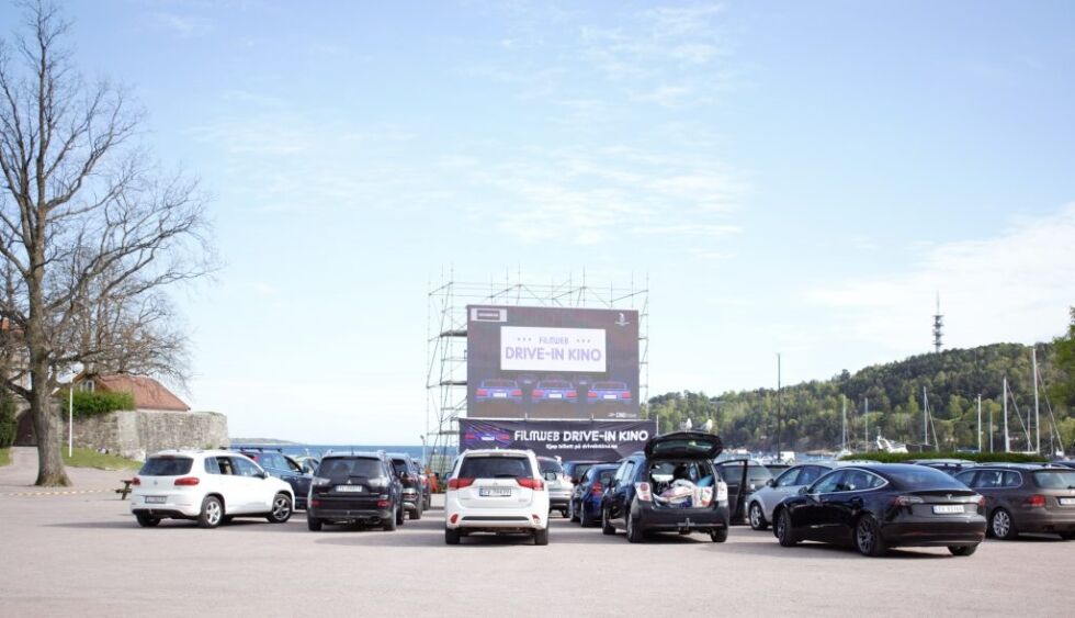 Drive-in kino på Tresse i Kristiansand. Biler strømmer til for å se filmen kl 18:00 (Foto: Catharina de Besche)