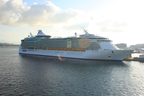 "Independence of the Seas" legger til kai