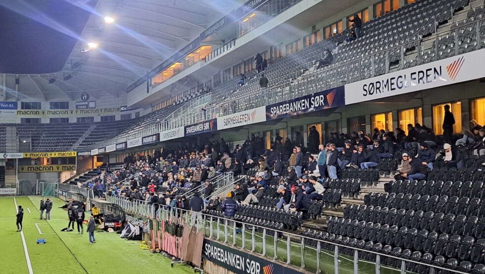 Hele 500 store og små kom for å støtte lagene sine.
 Foto: William Reitan