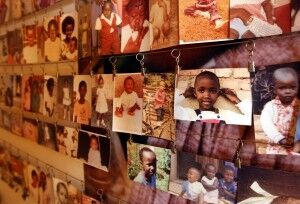 Bilder av savnede personer fra folkemordet i 1994. Foto Tiggy Ridely