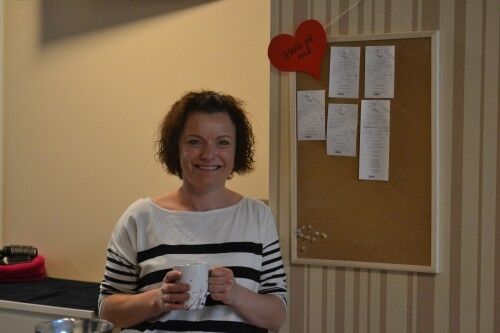 Anita Eriksen viser frem Whip my hair&amp;coffees "Kaffe på vent"-tavle