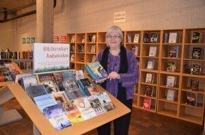 Kristiansand folkebibliotek: Bibliotekar Kari Lien viser frem populære bøker. Foto: Henrik Samuel Hansen