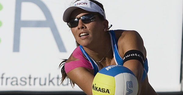 Underviser elever i sandvolleyball