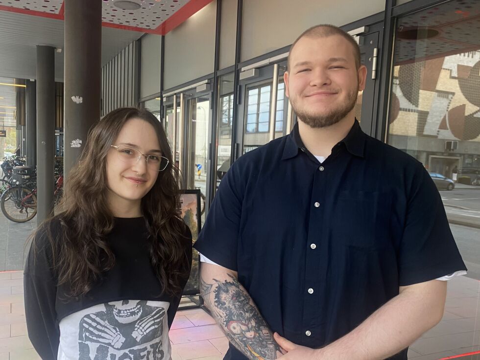 Tea Viktoria Neykov (21) og Marcus Dale Rondestvedt (22) som står spent utenfor kinoen i Kristiansand, og venter på å se Star Wars.
 Foto: Amina Johansson