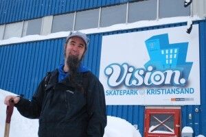 Daglig leder i skateparken Vision sørger for at folk ikke får snø i hodet. FOTO: Anne Ruth Gjelsås