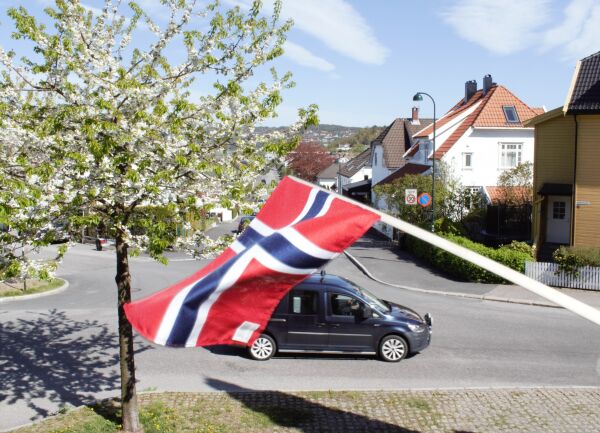 Barnetog blir til bil- og båtkortesje