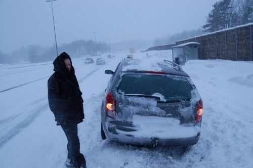 Laila Albriktsen var uheldig og sklei av veien i snøkaoset i går ettermiddag. FOTO: Kjetil Vataker Johansen