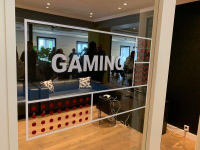 Gaming er en av aktivitetene som er tilgjengelig på møteplassen, med både Xbox og Playstation tilstede. Foto: Oscar Fjeldbraaten
