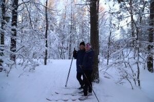 Her benytter seg Linda Varhaug Røsness og Gunnvår Dovland av skiløypene i Jegersberg