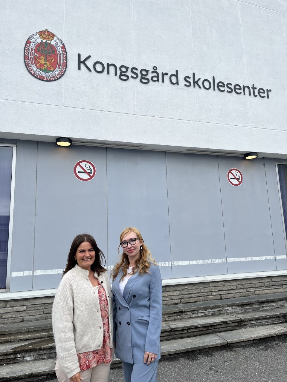Lærer Hilde Beate Altermark og elev Kateryna Pushko stiller viser stolt frem skolesenteret.
 Foto: Johannes Skaug