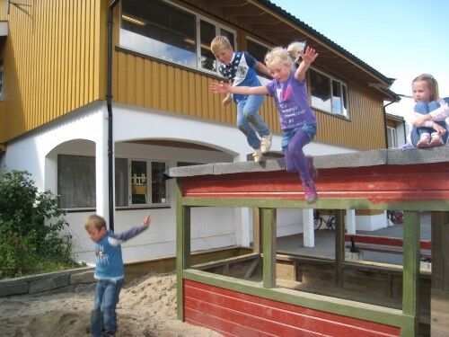 Barn leker på Åsane skole. Foto: Åsane skole.