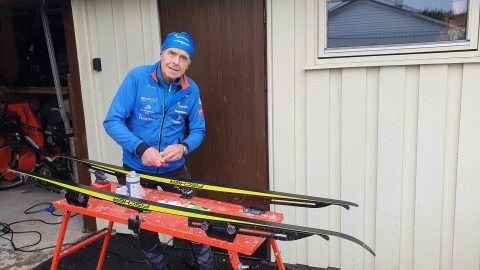Skitrener, Harry Alf Andersen, overlater ingenting til tilfeldighetene når skiene til unge håpefulle skal preppes. Foto: Lars Staff
