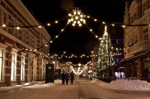 JULEHANDEL: Snart byrjar julehandelen for fullt, nordmenn vil i år bruke 48,5 milliardar kroner i desember. ILLUSTRASJONSFOTO: Øystein Dypedal