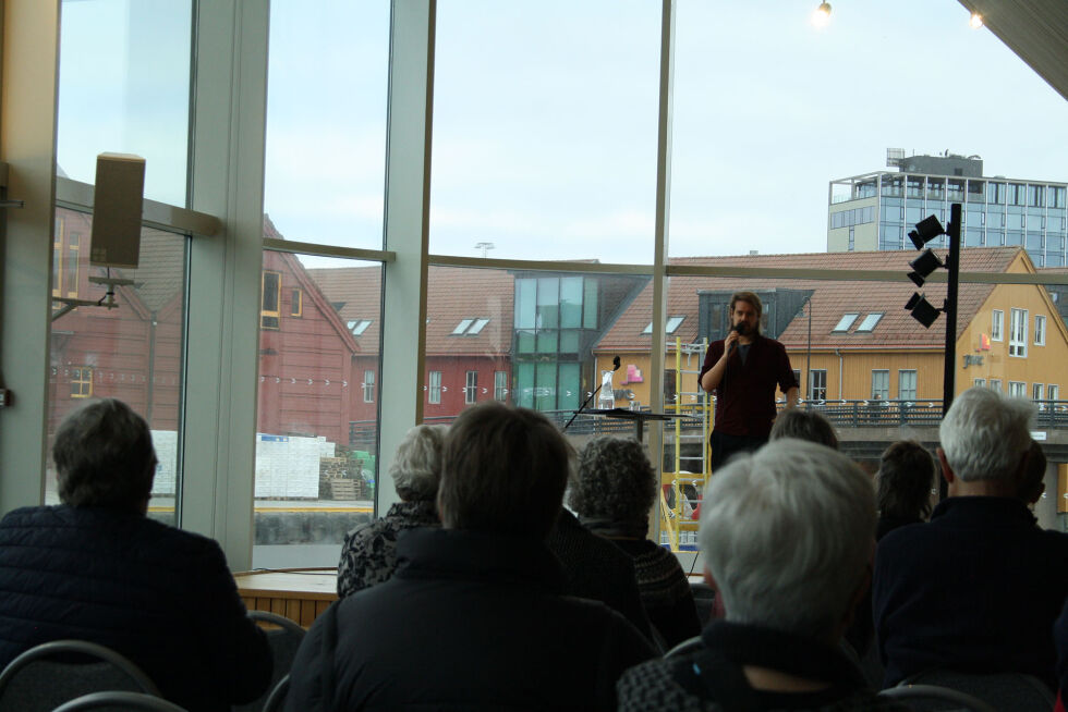 Dramaturg Endre Sannes Hadland på scenen under førsnakken
 Foto: Jonas Gjervik Kvalsvik