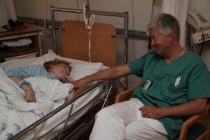 Pappa ble syk mens Ena-Marie lå på sykehuset. Her er hun sammen med favorittlegen Pål. Foto: Privat