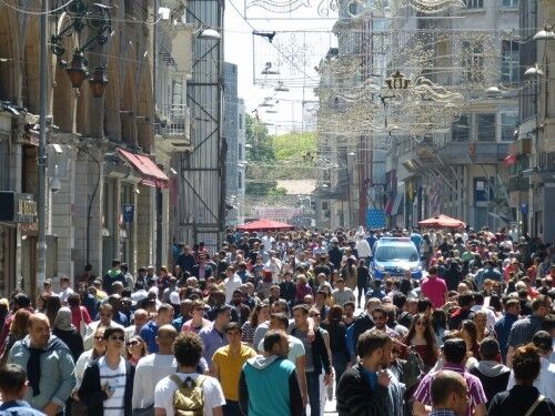Folkemengde i en gate i Istanbul, den største byen i Tyrkia. Foto: https://pxhere.com/en/photo/876718