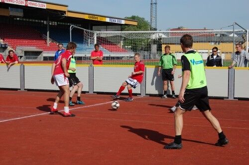ÅPNINGSKAMPEN: Her ser du landslaget i gatefotball (i rødt) spille mot tidligere startspillere. FOTO: Anine Heitun