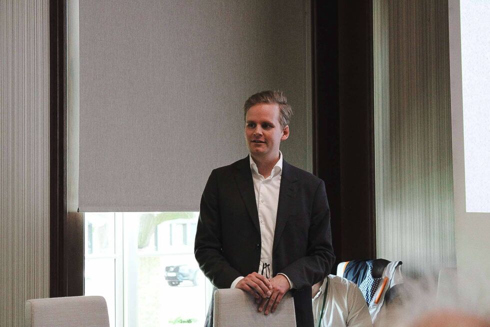 Regnskapssjef Thomas Mongstad Haavik beroliger forsamlinga.
 Foto: Madeleine Hamn