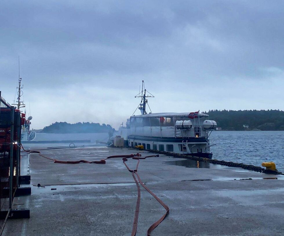 Båten ankommer kaia.
 Foto: Pia Sofie Ådne