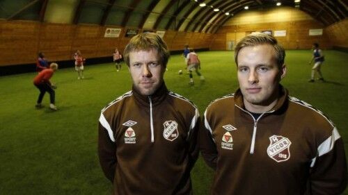 Spillerutvikler Ole E. Martinsen (t.v) og sportssjef Ruben Kleiven (t.h) er fornøyde med å ha kommet til enighet med Aalborg Boldspilklub. Foto: Reidar Kollstad (med tillatelse)