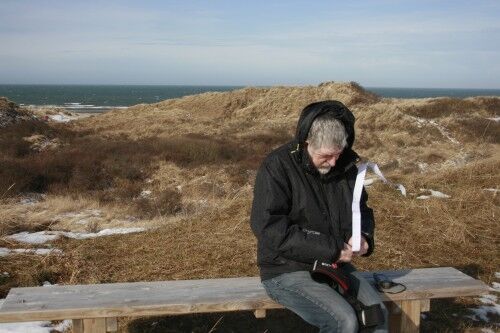Det blåser godt når Svein Bratberg endelig finner cachen han har lett etter i Danmark.FOTO:Privat.