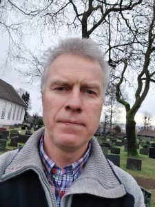 ØKER: Kirkegårdleder Tomas Drangsholt Gabrielsen, forteller at antallet kremasjoner øker, men at kapasiteten er god. FOTO: Privat