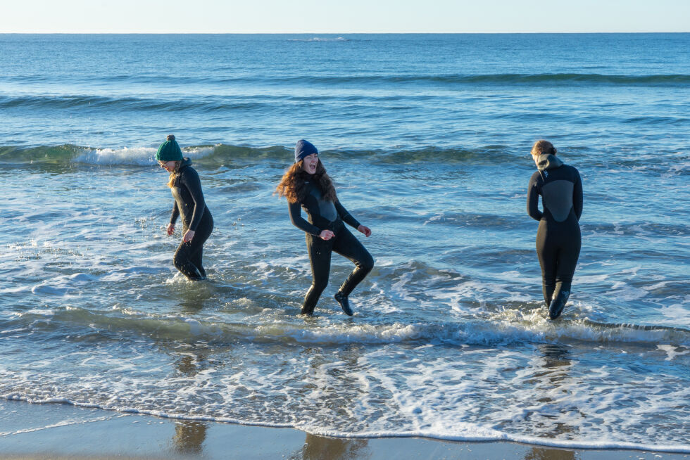 Kristin Baldvinsdottir (i midten) bekreftet at vannet var kaldt til tross for den strålende solen. (Foto: Simon Lynau)