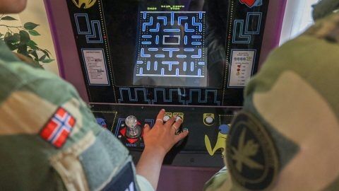 Spillmaskinen står plassert i fellesrommet, og skal være med på å gi de vernepliktige et avbrekk fra den militære hverdagen. Foto: Lilli Storrønningen.
