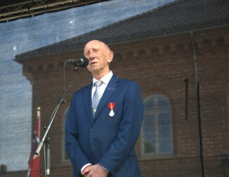 I går talte han til barn på samme alder