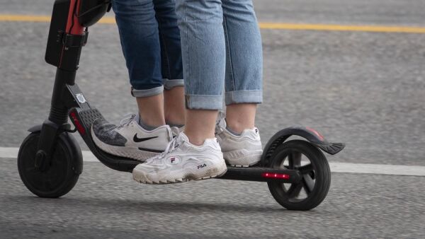 Snart blir det nye regler på elektriske-sparkesykler