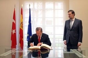 Recep Tayyip Erdogan ble president i Tyrkia i 2014. Her avbildet i 2012 i Madrid, Spania, sammen med Mariano Rajoy. FOTO: Diego Crespo