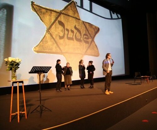 Eystein Ellingsen avslutter et sterkt foredrag om Holocaust i en fullsatt kinosal. I løpet av tre dager får alle 9.klassinger i Kristiansand og Arendal tilbud om foredraget.