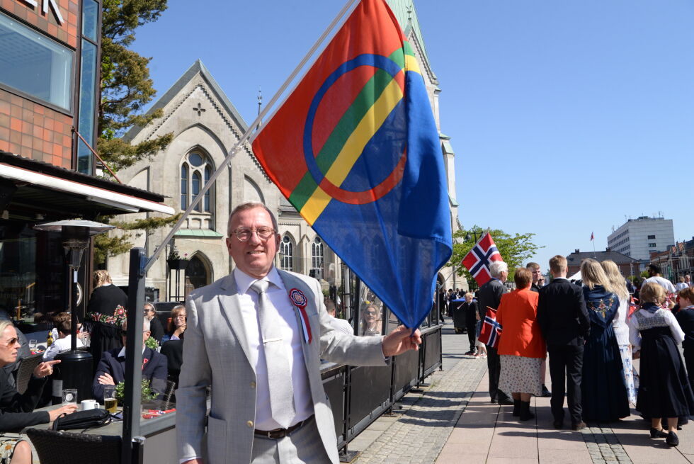 Gudmund Pedersen viser stolt fram det samiske flagget som han sier var «limited edition», men heldigvis klarte å få tak i.
 Foto: Andreas Collins